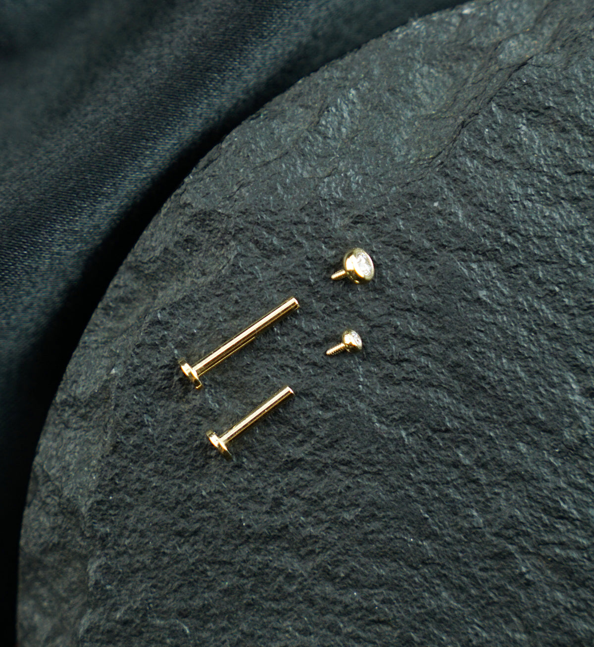 14kt Gold Bezel CZ Long Thread Internally Threaded Labret