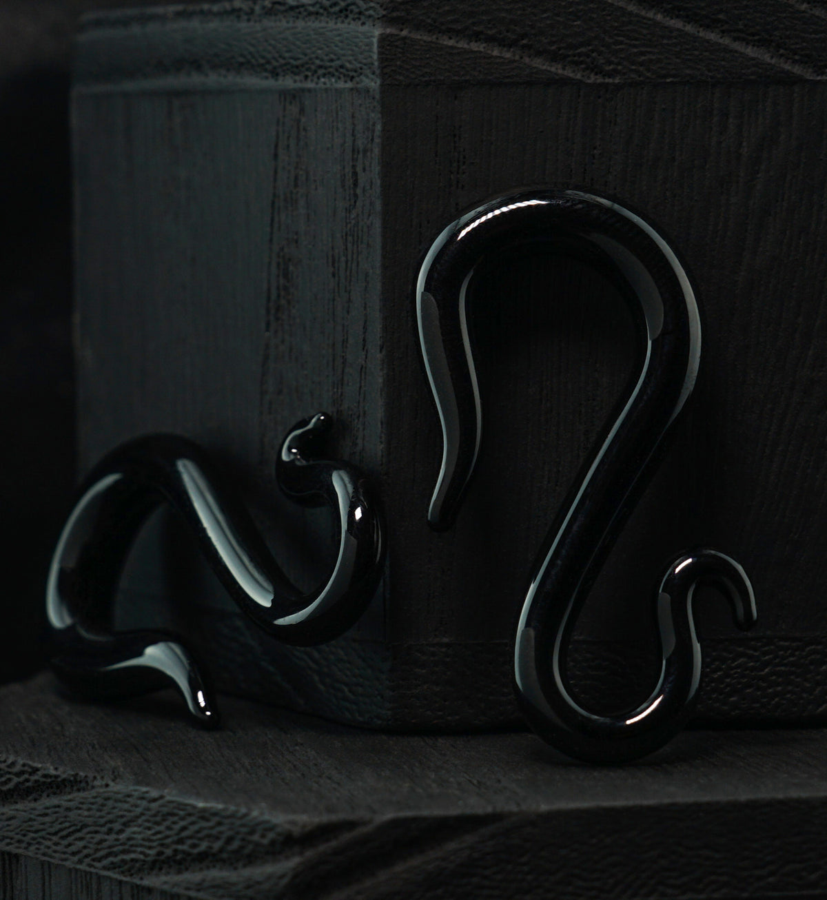 Black Flexure Glass Hangers