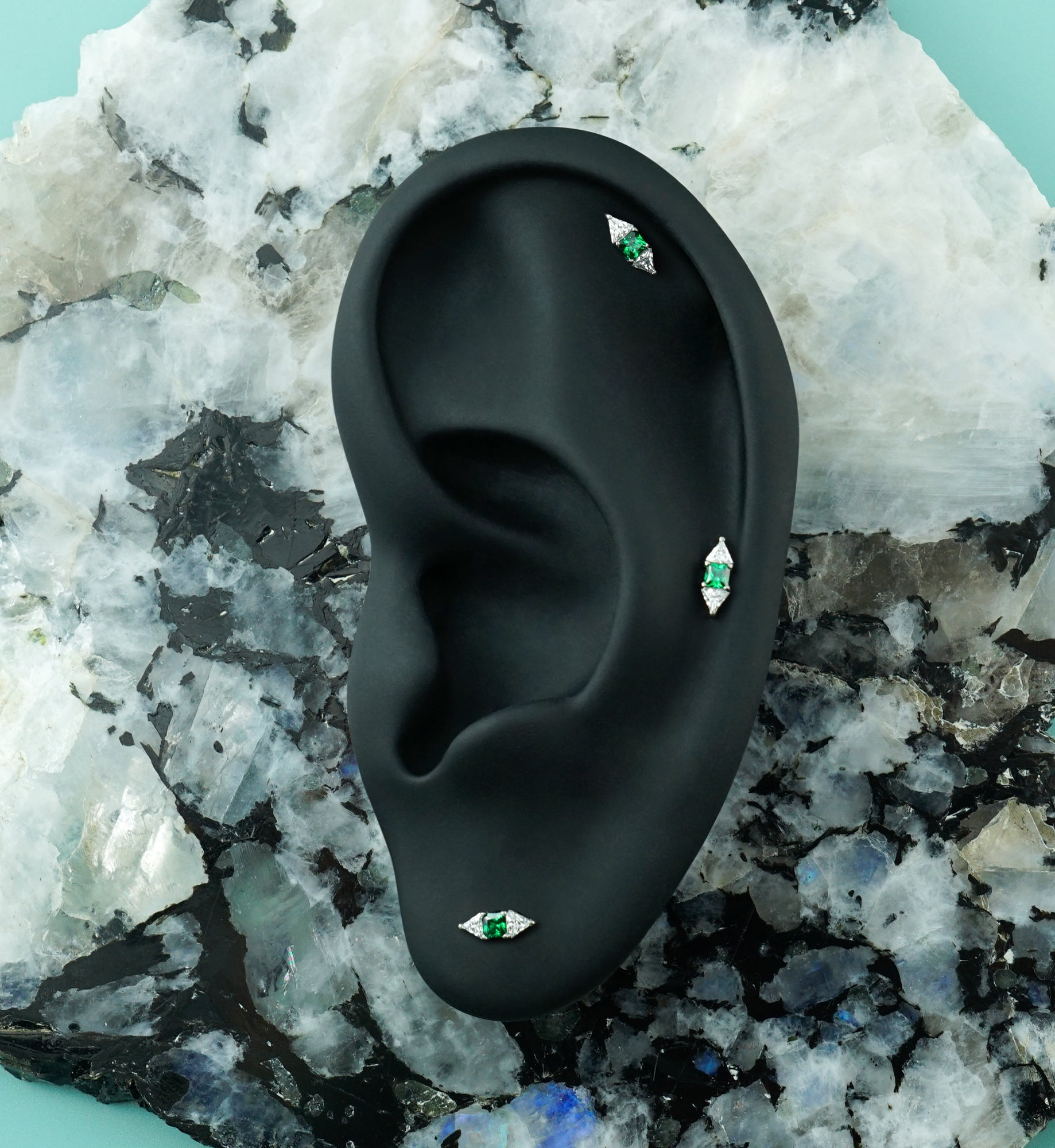 Double-Edged Emerald CZ Titanium Threadless Top