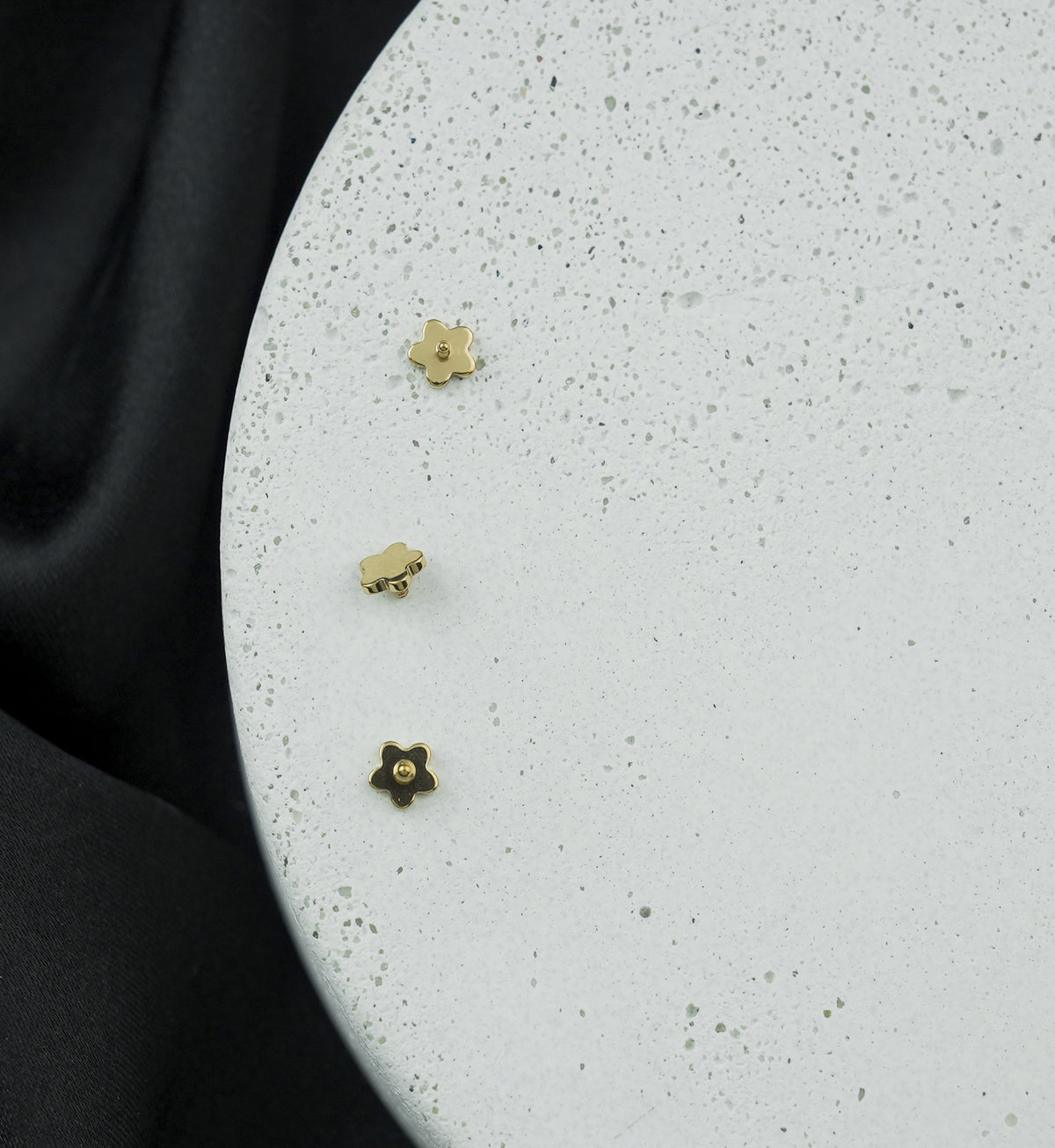 Gold PVD Bubble Flower Titanium Internally Threaded Top