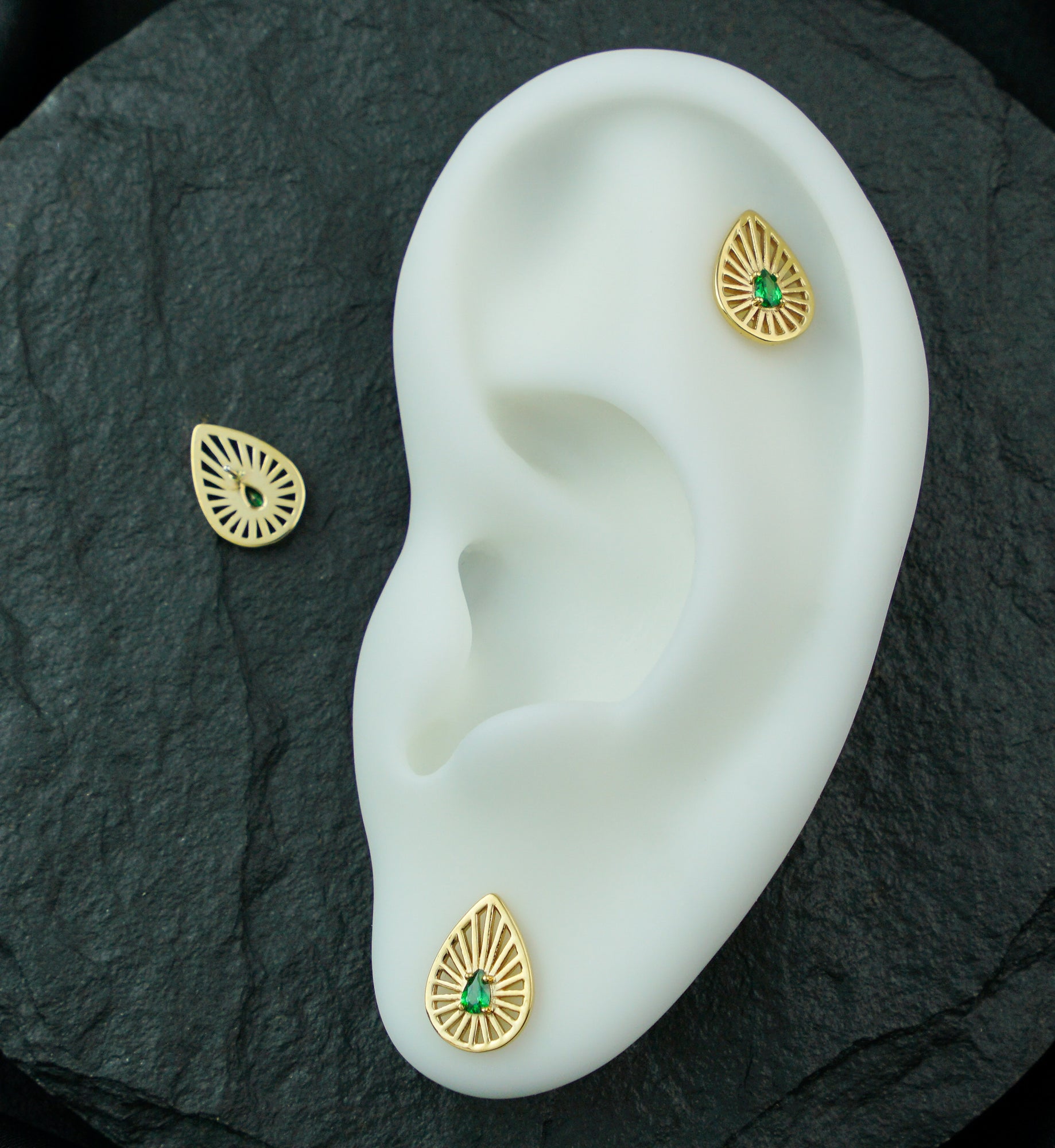 14kt Gold Teardrop Burst Emerald CZ Threadless Top