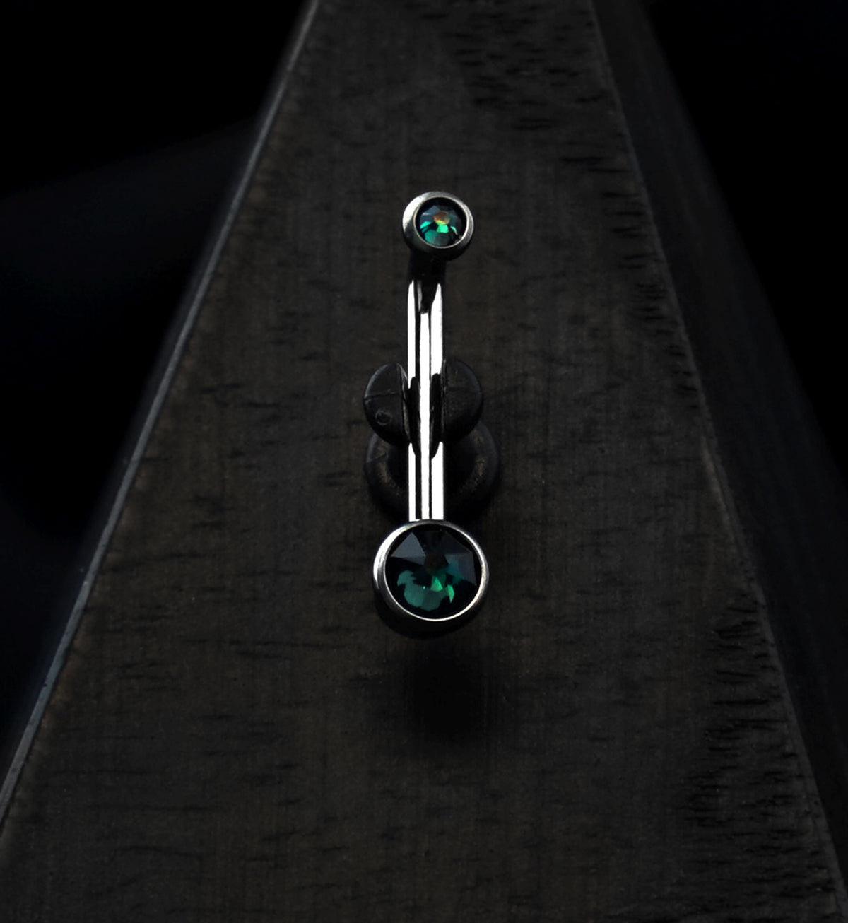 Vertical Clitoral Hood Emerald CZ Bar
